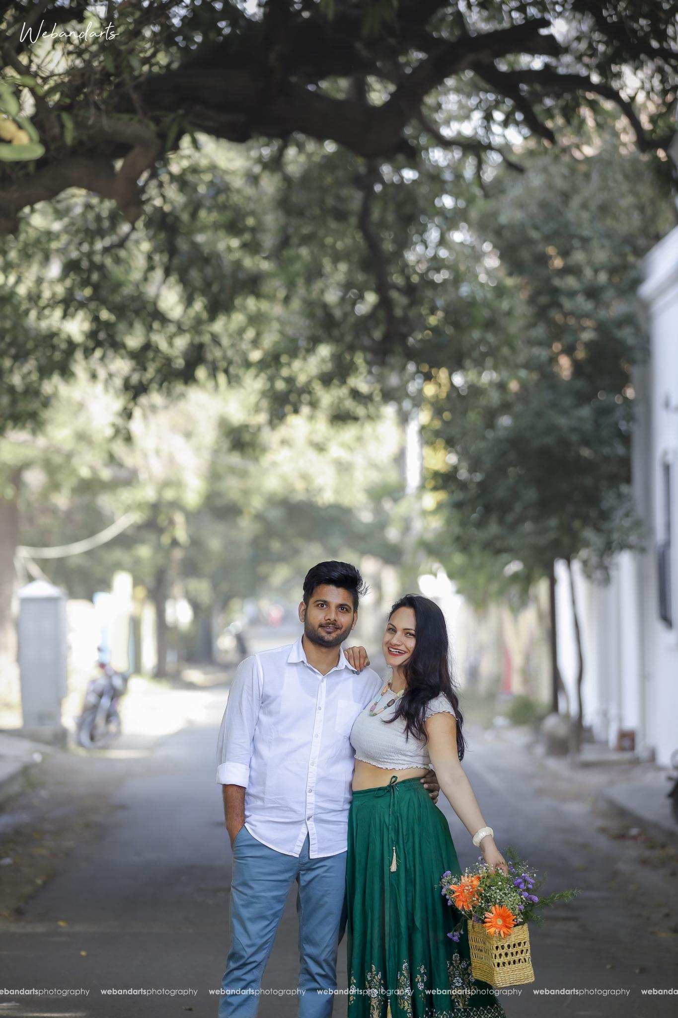 north_indian_couple_photoshoot_with_flower_bouquet-1155