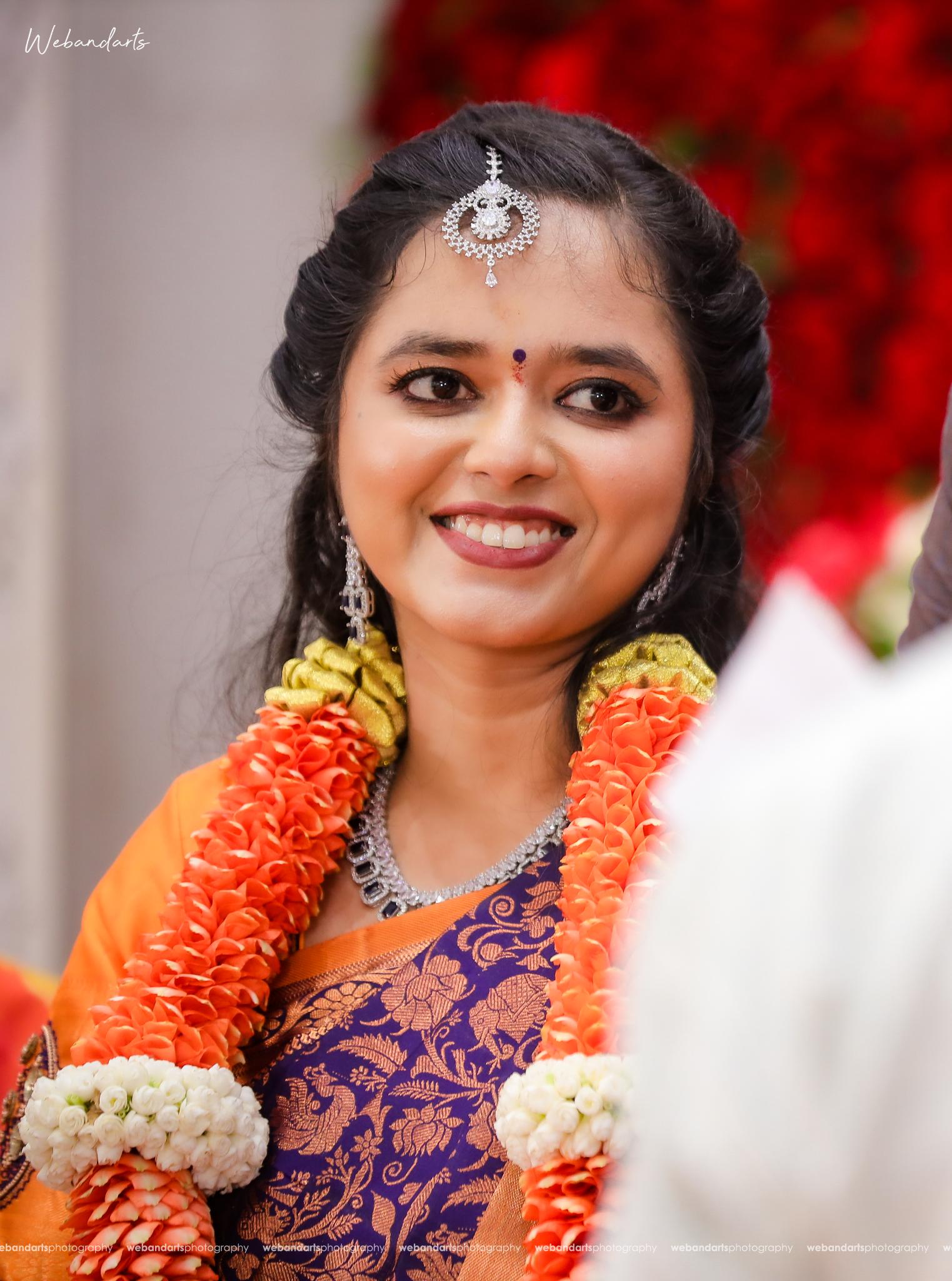 iyer_reception_photography_brahmin_bride_smile_red_rose_background_picture-1181